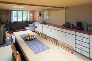 A kitchen or kitchenette at Wood Lodge