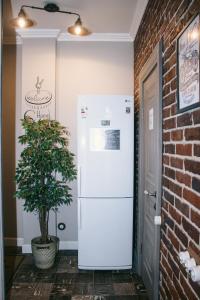 ロストフ・ナ・ドヌにあるLoft Studioの白い冷蔵庫