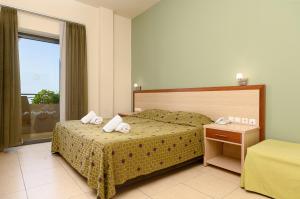 Postel nebo postele na pokoji v ubytování Alianthos Beach Hotel