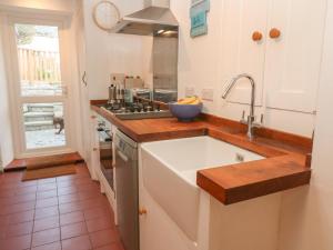 A kitchen or kitchenette at Bodilly's Cottage
