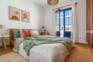 sypialnia z łóżkiem z zielonym kocem w obiekcie Sweet Marina w mieście Playa Blanca