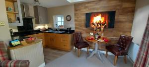 コンウィにあるGlyn Isa Country House luxury self catering accommodationのキッチン(テーブル、壁掛け式暖炉付) +52枚の写真