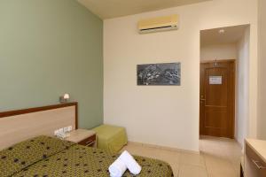 Postel nebo postele na pokoji v ubytování Alianthos Beach Hotel