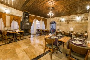 A restaurant or other place to eat at Imperial Cave Suites & Spa