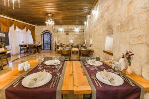 A restaurant or other place to eat at Imperial Cave Suites & Spa