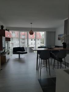 a kitchen with a table and chairs in a room at Apartment Green Garden in Middelkerke