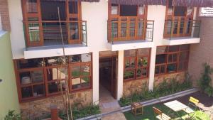 an overhead view of a building with windows and a courtyard at Pousada da Banda in São Sebastião