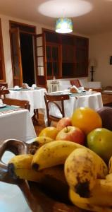 un montón de fruta en una mesa de madera en Pousada da Banda, en São Sebastião