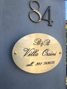un cartello su un edificio con un paio di forbici di Villa Orsini - A Retreat in Pisa - Food and Relax a Pisa