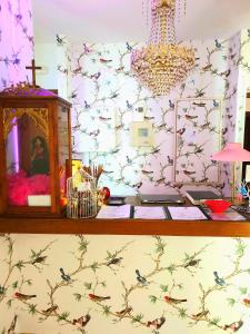 una habitación con papel pintado con pájaros. en El Rincón de la ESPE en Albalate de Zorita