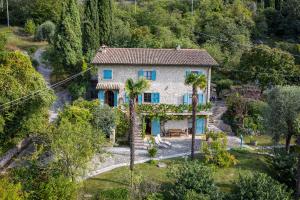 een luchtzicht op een huis met palmbomen bij Giacomazzi House BRI in Malcesine