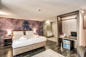um quarto de hotel com uma cama e uma televisão em FOURHEADS Private Suites em Roma