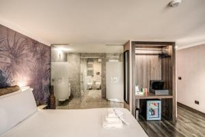 A bathroom at PAX hotel