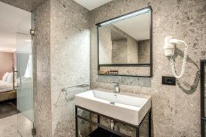 A bathroom at PAX hotel