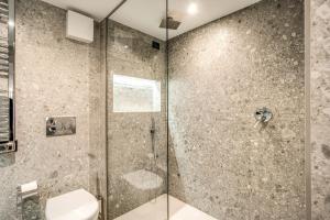 A bathroom at PAX hotel
