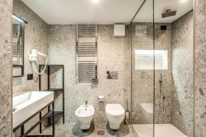 A bathroom at PAX hotel