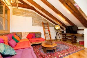 a living room with a couch and a ladder at ESPERIA casa vacanza in Trieste