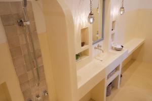 Ett badrum på Riad Lamp