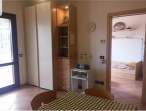 um quarto com uma mesa e um quarto com uma cozinha em Estella Mare em Letojanni