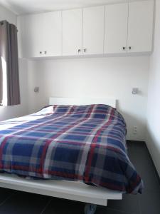 En eller flere senge i et værelse på Marjolaine Zeezicht - Nieuwpoort-bad met GRATIS garagebox
