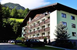 budynek z choinką przed nim w obiekcie Apartment Tauernfex Kaprun w Kaprunie