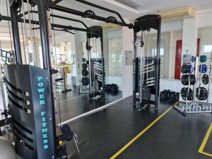 ein Fitnessstudio mit vielen Geräten in der Unterkunft Flat Brasília - Setor Hoteleiro Norte in Brasilia