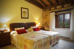 1 dormitorio con cama y ventana en El Cajigal de Quintana, en Espinosa de los Monteros