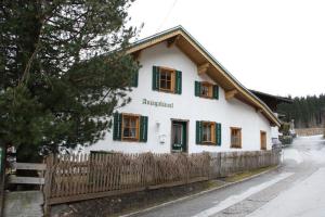 Das Gebäude in dem sich das Ferienhaus befindet