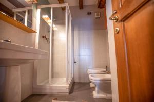 een badkamer met toilet en douche bij Giacomazzi House BRI in Malcesine +41 foto's