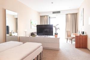 TV a/nebo společenská místnost v ubytování PLAZA Hotel Hanau