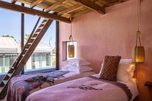 Säng eller sängar i ett rum på Areias do Seixo Villas