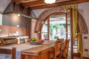 een keuken met een tafel met daarop een schaal fruit bij Giacomazzi House BRI in Malcesine