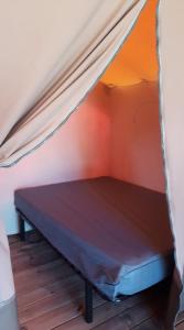 Ένα ή περισσότερα κρεβάτια σε δωμάτιο στο Lodge Les P'tites Maisons dans la Prairie +15 φωτογραφίες