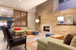 sala de estar con sofá y chimenea en Park Plaza Minneapolis Mall of America, en Bloomington