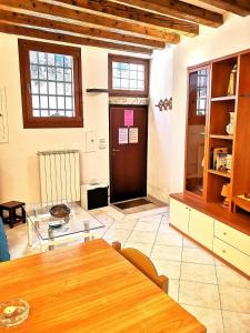 sala de estar con mesa y puerta de madera en Sansamuele Apartment, en Venecia