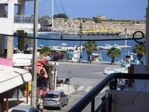 - Vistas al puerto deportivo con coche y puente en Pantheon Apartments Kos Town, en Cos