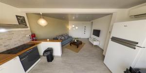 uma cozinha e uma sala de estar com um sofá em Résidence BelKay - Sur La Baie em Ducos