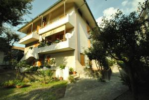 un bâtiment avec des plantes sur son côté dans l'établissement Appartamenti Pino Italico, à Castiglioncello