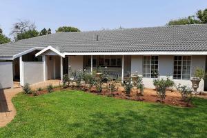 馬里蘭的住宿－Kruger Southern Cross，前面有花园的房子