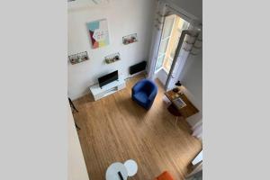 カルカソンヌにあるDuplex Carcassonne centreのリビングルーム(青い椅子付)のオーバーヘッドビュー +7枚の写真