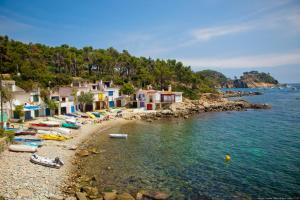 a beach with houses and people on the water at Budget Beach Studio 24 in Calonge