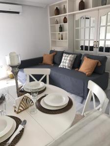 een woonkamer met een tafel en een blauwe bank bij Charming Apartment in Puerto Banus in Marbella