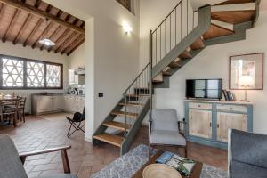 Televízia a/alebo spoločenská miestnosť v ubytovaní Agriturismo Rigone in Chianti