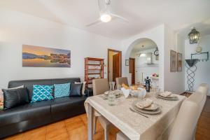 una sala de estar con una mesa y un sofá en Casa Pergola, en Varenna