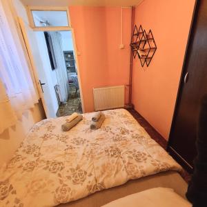 a bedroom with a bed in a room with orange walls at Apartmani Sunčev breg Vlasinsko jezero in Surdulica