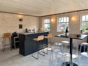una cucina con bancone e un bar con sgabelli di La Terrasse de Louise a Stavelot
