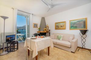 a living room with a couch and a table at Casa Riva in Varenna