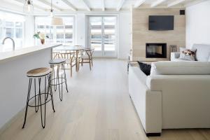 Val de Ruda Luxe 53 by FeelFree Rentals في Naut Aran: غرفة معيشة مع أريكة بيضاء ومطبخ