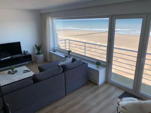 Μια τηλεόραση ή/και κέντρο ψυχαγωγίας στο BEACH LOFT 9 luxury appartment with ocean view