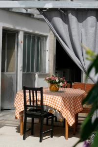 einem Tisch mit einem roten und weißen karierten Tischtuch in der Unterkunft Sonho do Poeta in Sintra